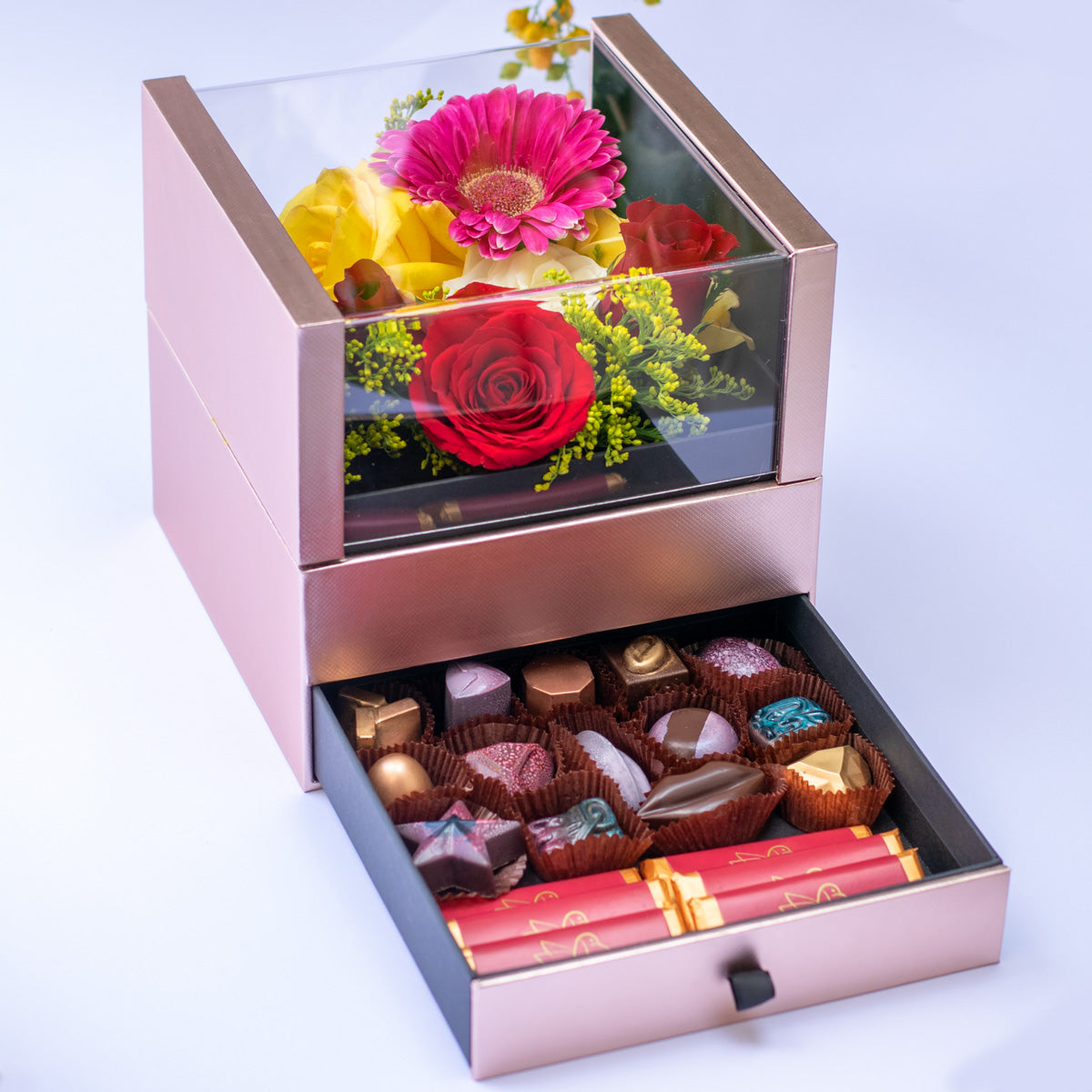 CAJA DE CHOCOLATES Y FLORES