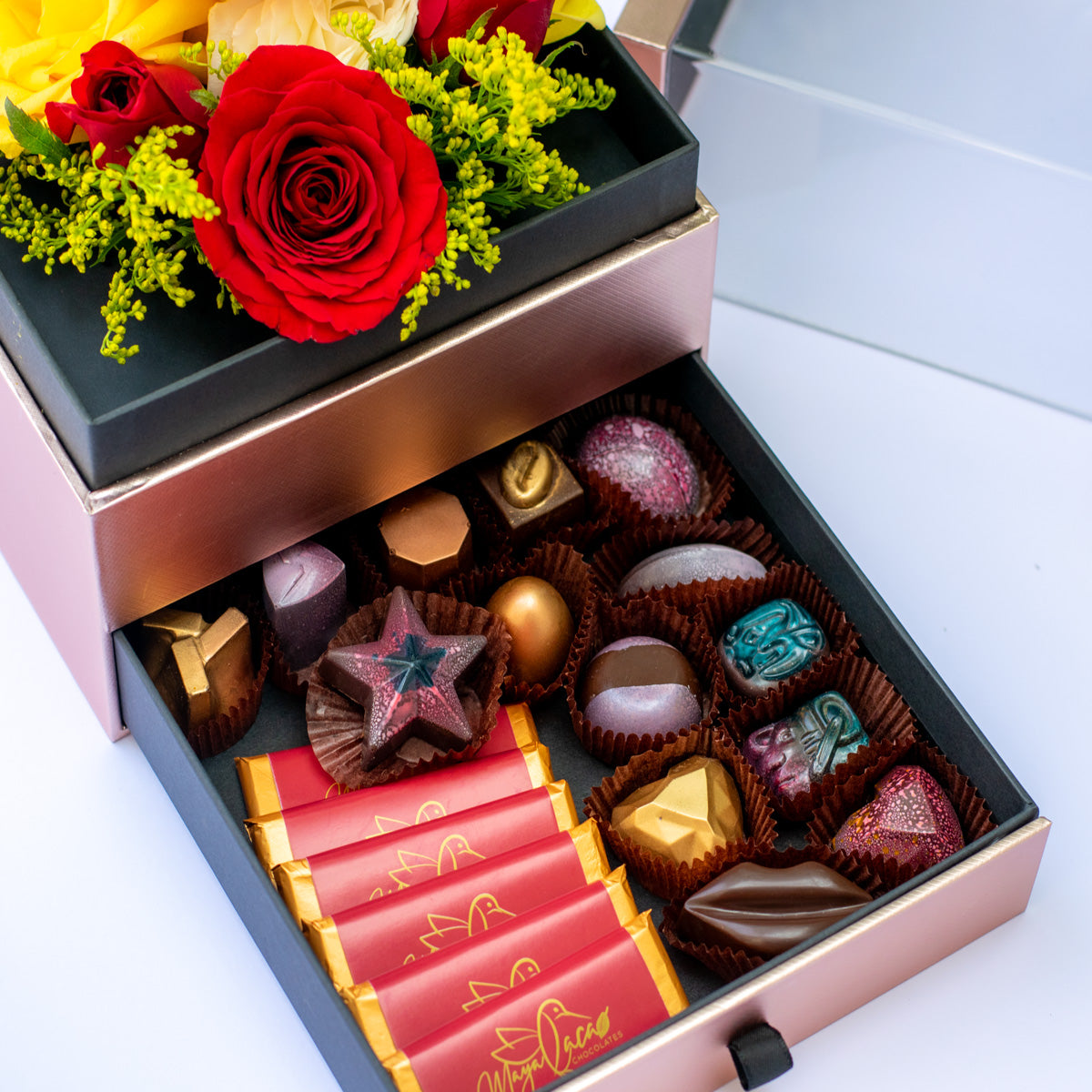 CAJA DE CHOCOLATES Y FLORES