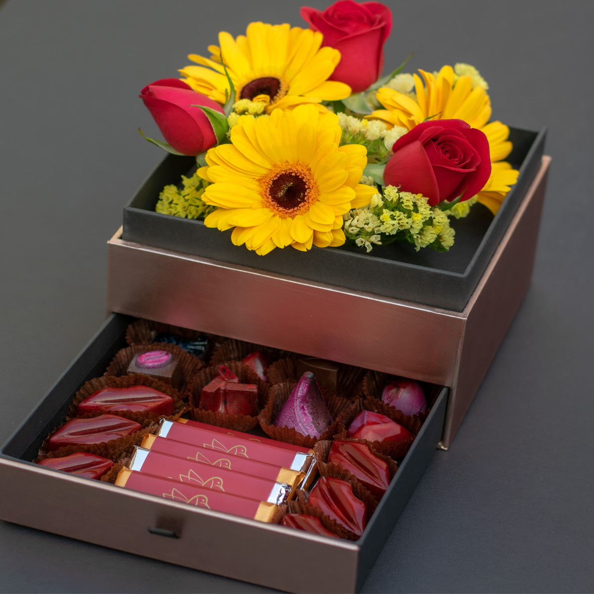 CAJA DE CHOCOLATES Y FLORES